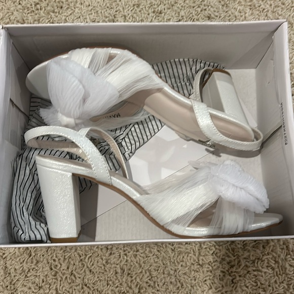 David's Bridal Shoes - Firm Price. David’s Bridal wedding shoes in size 7,
